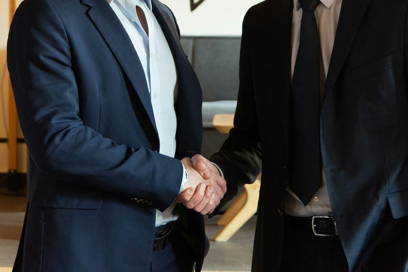 Dois empresários apertando as mãos